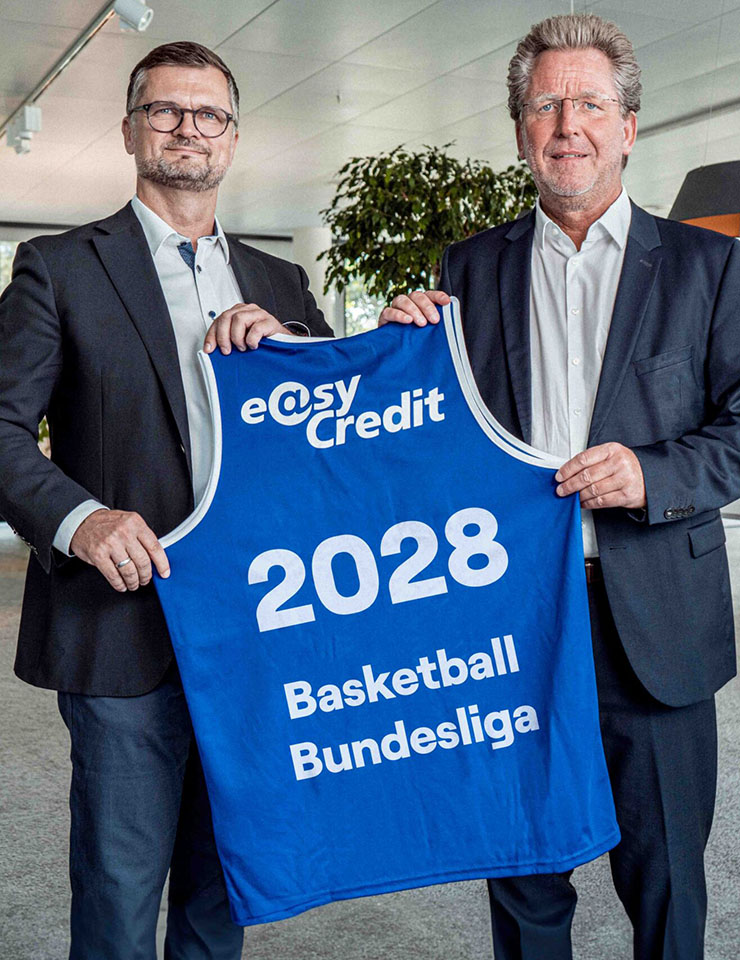 Christian Polenz, CEO der TeamBank, und Dr. Stefan Holz, Geschäftsführer der easyCredit BBL, mit Trikot easyCredit Basketball Bundesliga 2028.